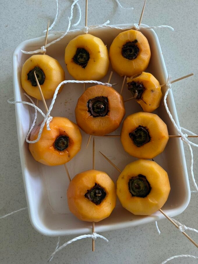 ひもで結んだ柿