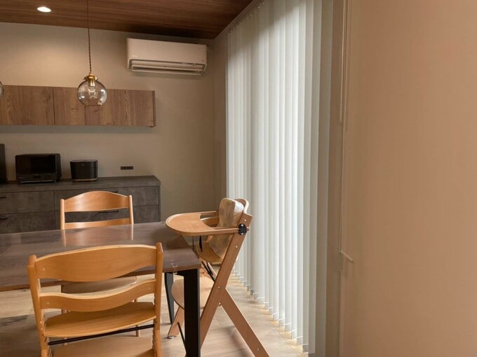 バーチカルブラインドと子ども用イスの位置関係