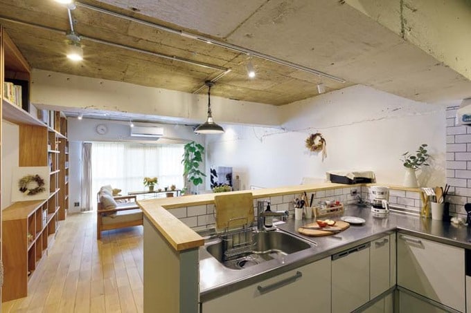 キッチンから見たリビングダイニング