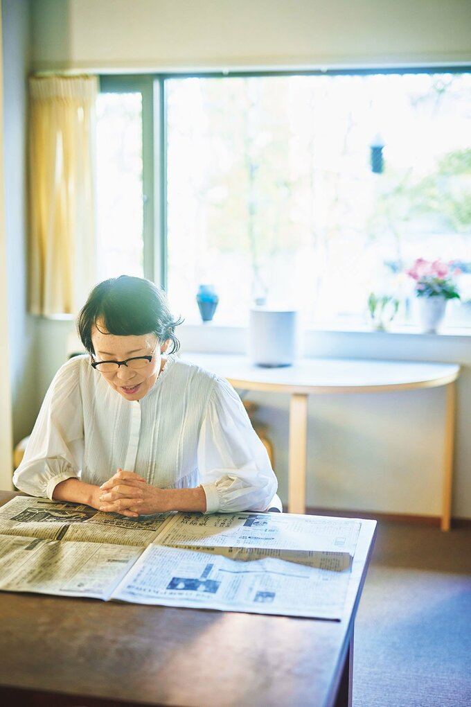 新聞を読む女性