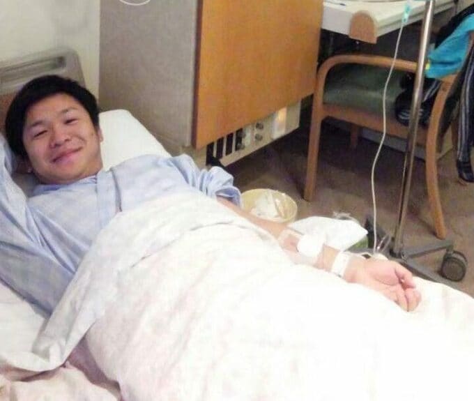 病院のベッドに男性