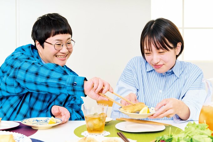 料理を取り分ける近藤春奈さん