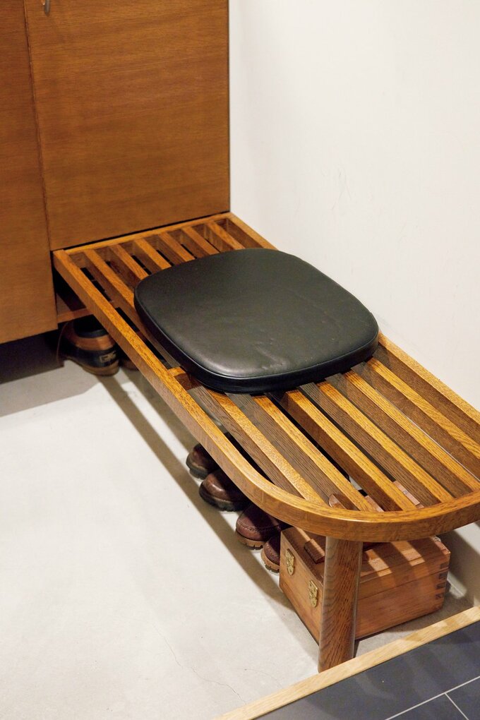 造作した玄関の靴収納とベンチ