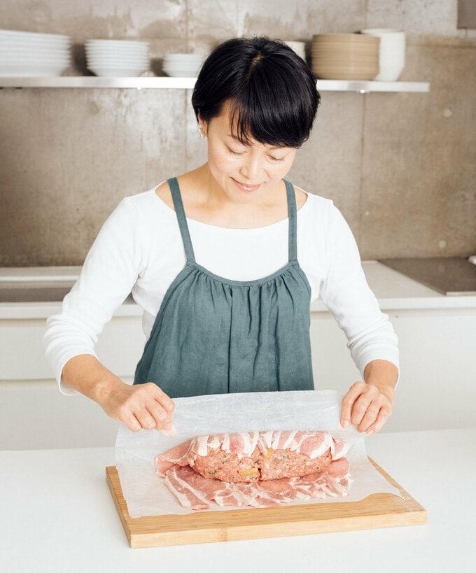 女性お肉を巻くところ
