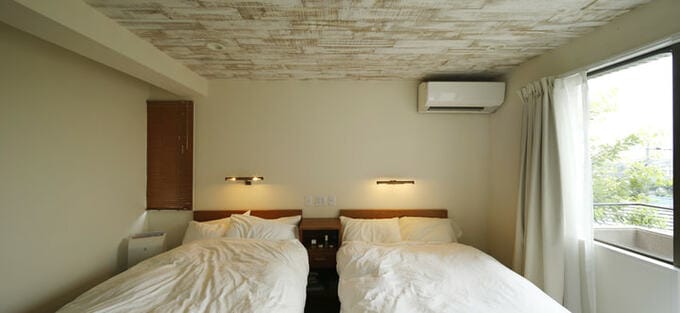 天井にフローリング材を張った寝室