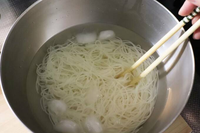 そうめんを冷水にさらしている様子
