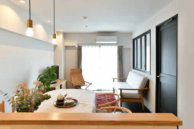 キッチンから見たリビングダイニング