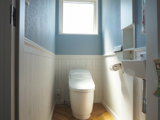 トイレの木目調の壁紙
