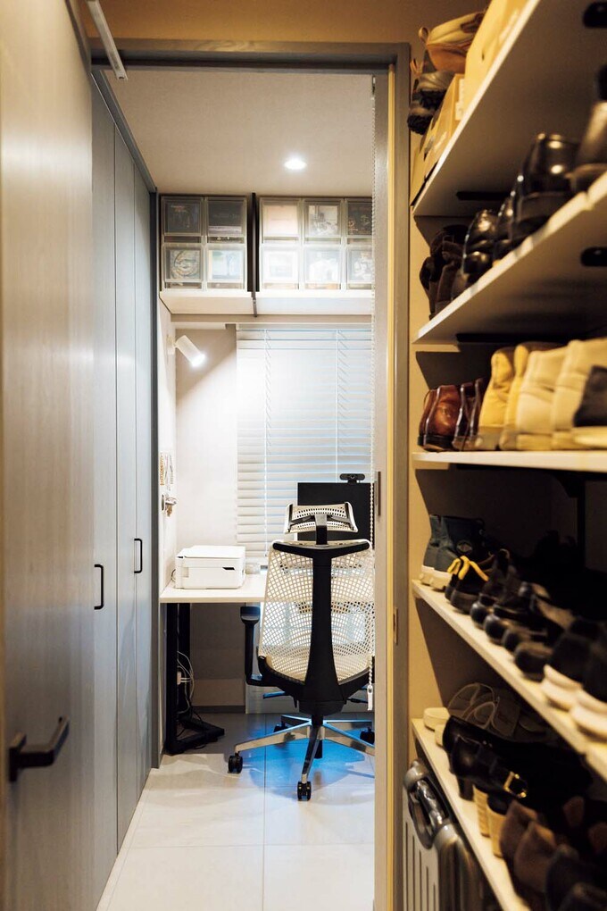 玄関から書斎を見たところ