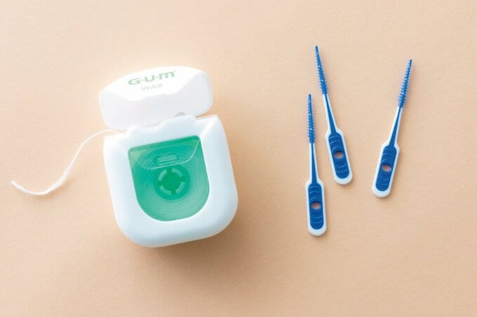 左:ガム・デンタルフロス ふくらむタイプ(サンスター)、右:ソフトラバーピック(デンタルプロ)