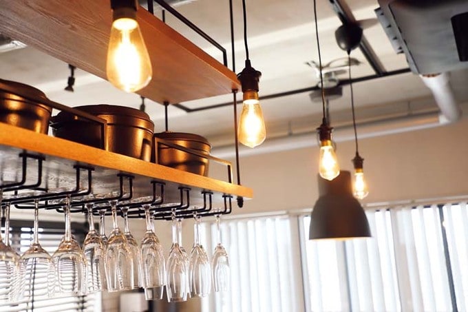 オープンなつり棚には鍋やグラスをディスプレイしながら収納