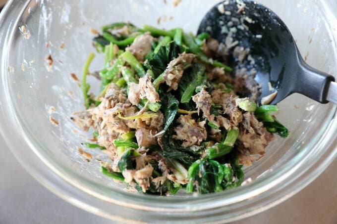 ボウルにサバ缶とホウレンソウ