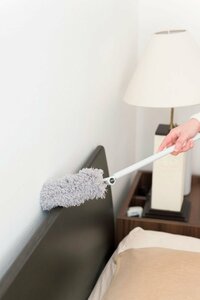 ベッドメイクのついでに：ハンディーモップをサイドテーブルに置きベッド回りをきれいに1