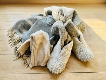 部屋干し加湿に、家でもネックウォーマー…50代「暖房に頼りすぎない」気楽なあったかテク