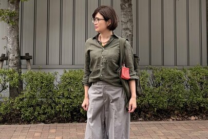 50代・ユニクロの定番「リネンシャツ」着まわしコーデ3つ。大人世代の“地味見え回避”も解説