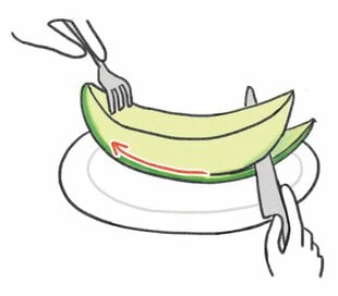 手づかみはNG！メロンはナイフとフォークできれいに食べよう