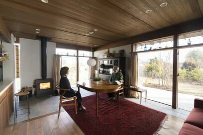 【注文住宅事例】終の住処として60代で建てた、大きな屋根に抱かれた平屋のような2階建て