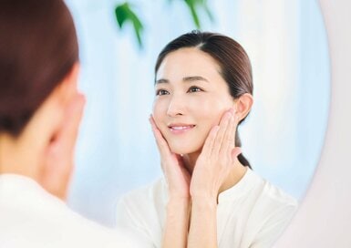 ゆらぎがちな大人肌をケア。‟赤い粒”と香りで満たす高保湿美容液​