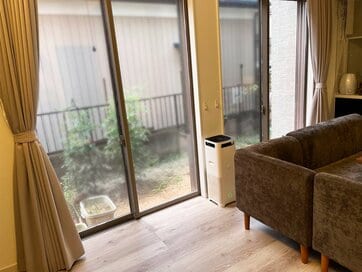 マジックミラーフィルムをリビングの窓に貼って、開放感を手に入れた