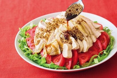 厚切りトマトで食べごたえ＆さっぱり感も！「トマトと蒸し鶏のオイスターゴマダレ」レシピ