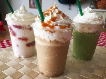 牛乳を凍らせるだけ！スタバのキャラメルフラペチーノが100円でできた！
