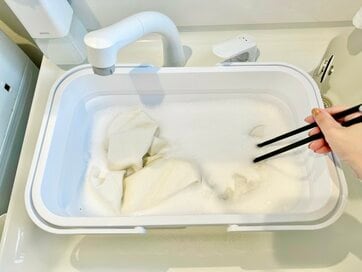 「汗ジミ・黄ばみ」が簡単に落ちる。特別なことは必要なし、自宅でできる夏の洗濯術