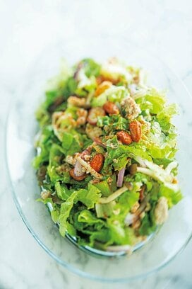 鶏ひき肉のエスニックサラダ。食べすぎた体もすっきりリセット