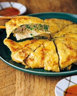 油揚げの中にギョーザのタネを入れたらおいしい。うまみがジュワー