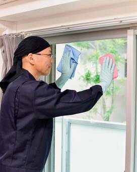 レンチンしたマイクロファイバーが驚きの洗浄力！光沢ある窓に