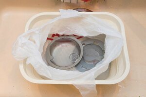 排水口回りの外せる部分を外し、塩素系漂白剤につけおく