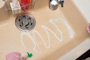 シンクをクレンザーで磨く