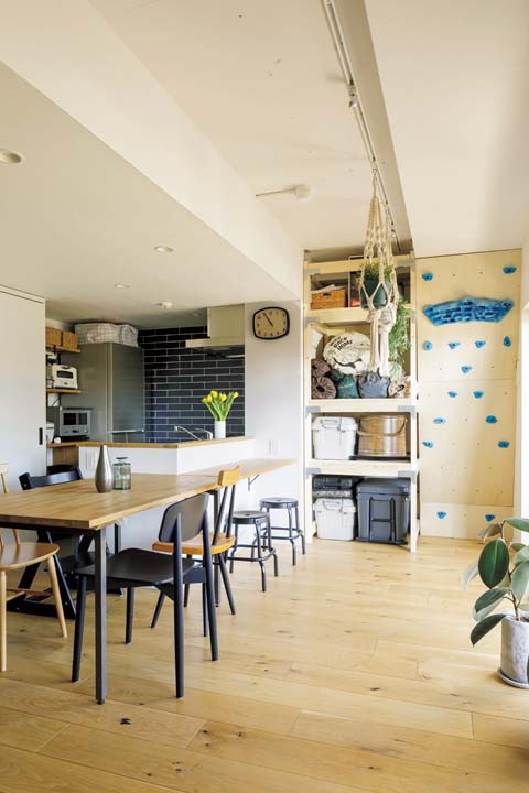 オープンなペニンシュラ型のキッチン