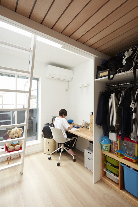 バルコニー付きの子ども部屋