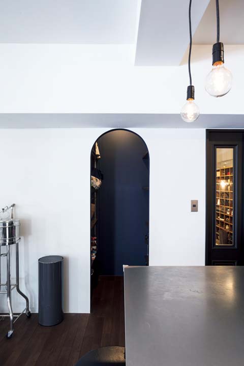 内部を濃紺にすることで扉なしでもスッキリ見えるパントリー