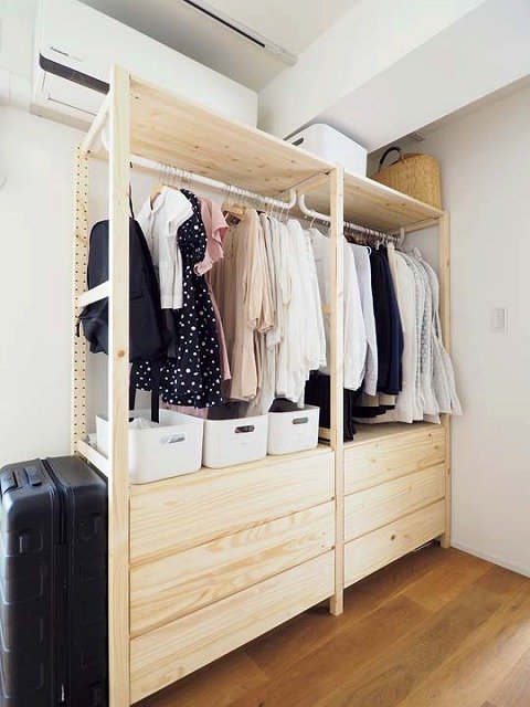 普段よく着る洋服などを吊るして収納できるラック