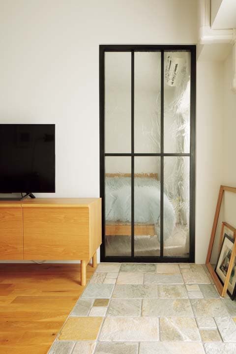 寝室とリビングに設置した室内窓