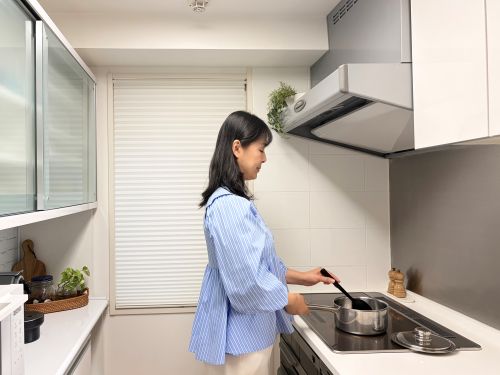 キッチンに立つ女性