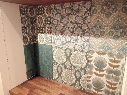 壁紙を貼りつける作業風景