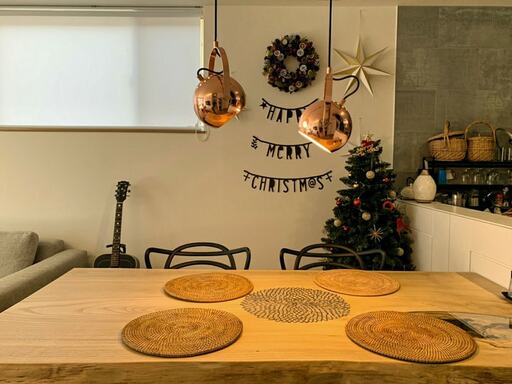 ダイニングの個性的なペンダントライト