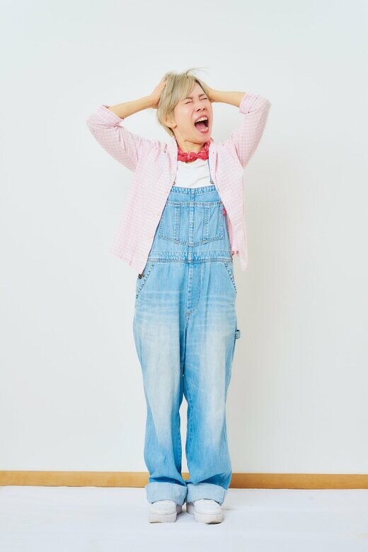 頭を抱えてワーッと叫ぶ化け子さん