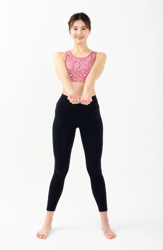 正面女性両手前に上向き