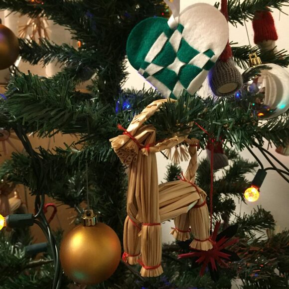 北欧の藁のオーナメントとデンマークのユールヤータ