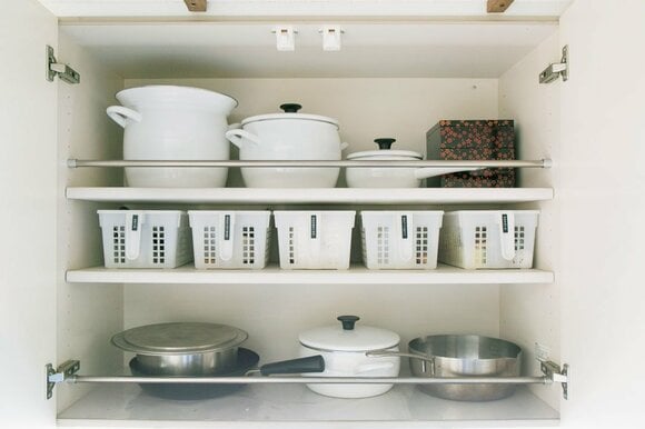 戸棚の中段には持ち手つきカゴを並べてラクラク取り出し