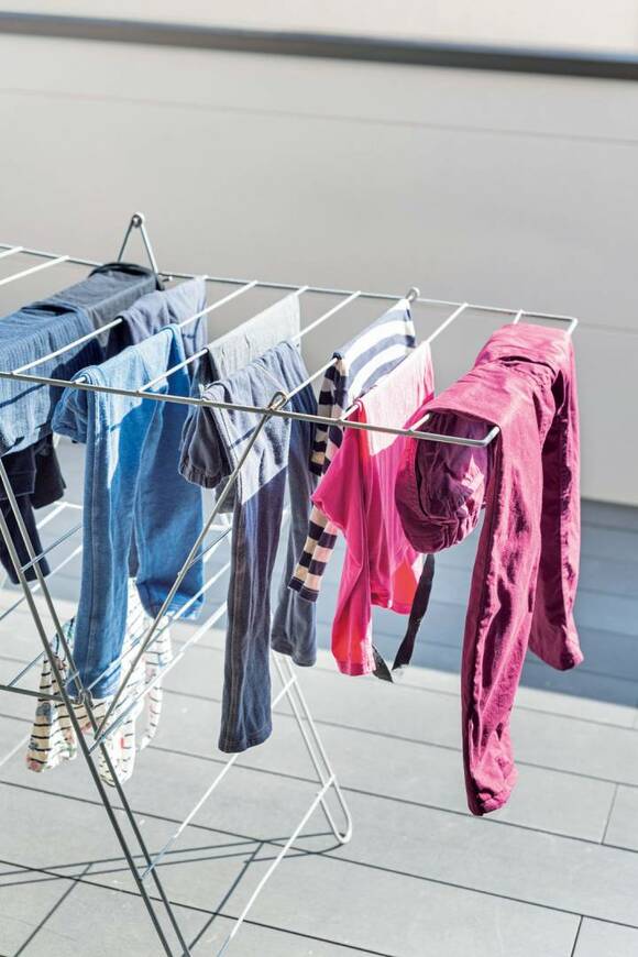 ハンガーや洗濯ピンチを使わずに干す様子