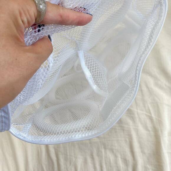 シューズランドリーネット持つ