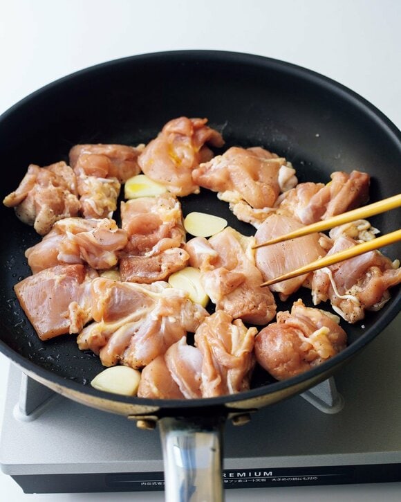 ナス、鶏肉を焼く