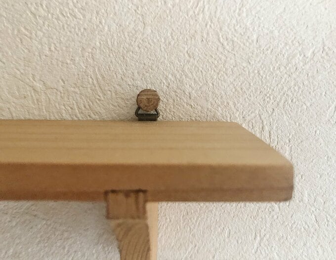 セリアのウォールシェルフは、本体についている三角の金具のところにプッシュピンを刺すだけ