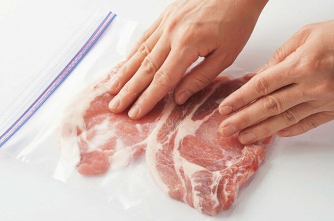 冷凍用保存袋に入れて袋の上からなじませる