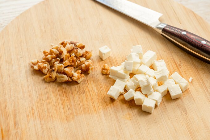 クルミとクリチーを刻む