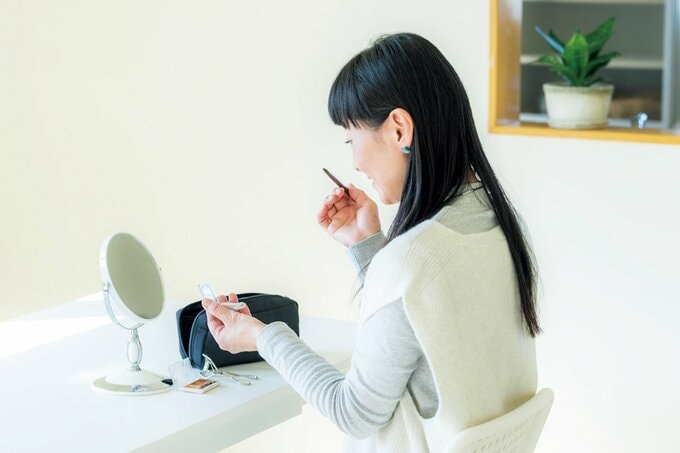 メイクをするnaoさん